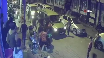 Küçüçekmece'de iki grup arasında meydan kavgası kamerada