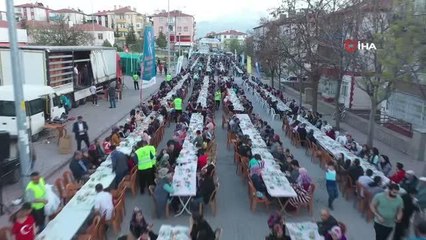 1 kilometrelik iftar sofrasında 4 bin kişi aynı anda orucunu açtı
