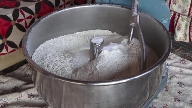 TÜRKİYE'NİN EKMEK KÜLTÜRÜ - Piynar odunu geleneksel Kula ekmeğine lezzet katıyor