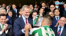 Así levanta Joaquín la Copa del Rey de manos de Felipe VI en Sevilla