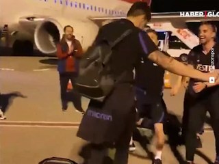 Trabzonsporlu futbolculardan havalimanında kolbastı gösterisi