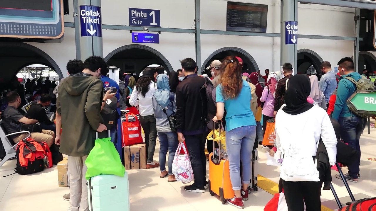 Sepekan Jelang Lebaran 2022, Penumpang Yang Akan Mudik Mulai Padati Stasiun Kereta Api Pasar Senen