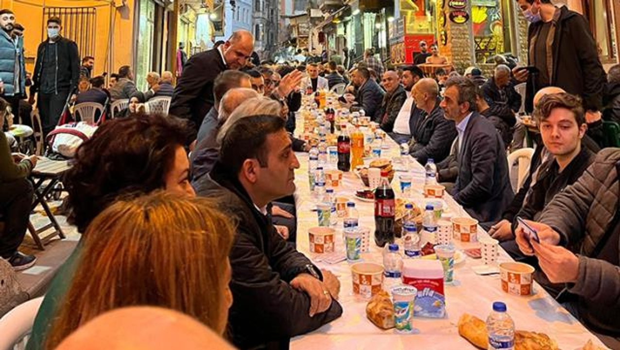 Beyoğlu'nda sofralar kuruldu, sokak iftarına bi...