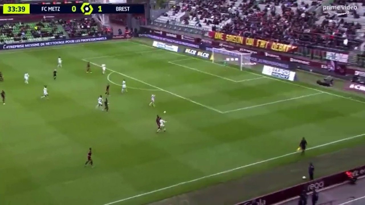 Magnifique Sombrero de Belaïli qui élimine un joueur et réalise une longue transversale