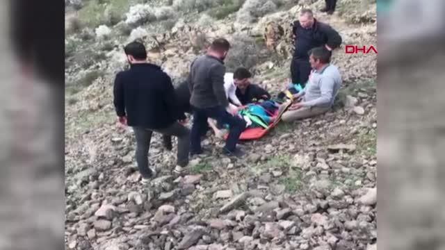 Son dakika haberleri... Hafif ticari araç 200 metrelik uçuruma yuvarlandı: 2 ölü, 2 yaralı