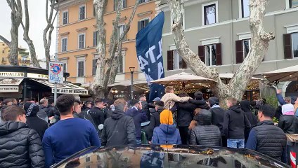 Lazio - Milan, tifosi a Ponte Milvio prima del match