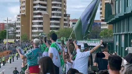 Empieza la rúa en bus descapotable del Betis por las calles de Sevilla