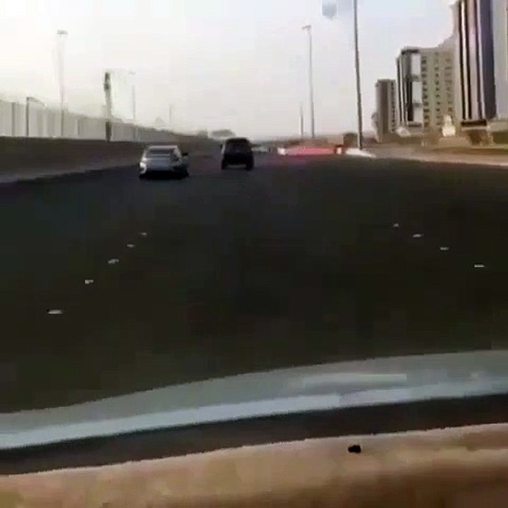 Ce débile tente de sortir de sa voiture en route pour s'en prendre à un autre conducteur et se rate