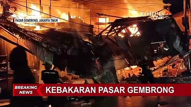 Kobakaran Api Lahap Sejumlah Kios di Pasar Gembrong, 21 Unit Mobil Pemadam Kebakaran Diterjunkan!