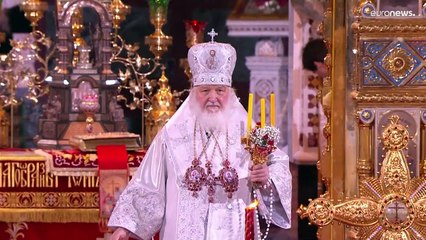 Putin betet bei Ostermesse in Moskau - Ukrainerinnen backen Kuchen in Ruinen