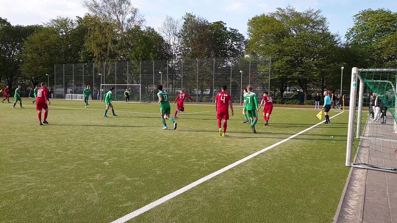 HT-Coach Markus Puder wird nach Abpfiff 'geduscht'