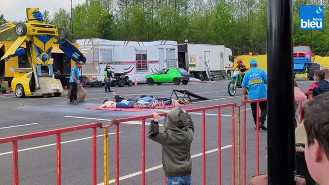 Grosses voitures, camion sur deux roues et mur de feu : un spectacle de monster trucks près du Mans