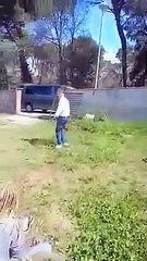 Alcalde separata echa con un hacha a okupas de su propiedad
