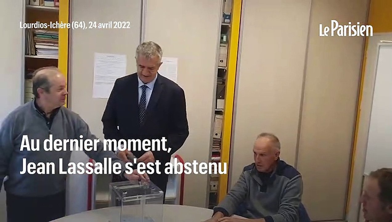 Présidentielle 2022 : Jean Lassalle met en scène son abstention dans son bureau de vote