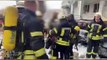 Los servicios de rescate ucranianos tratan de sofocar el fuego en un edificio bombardeado en Odesa
