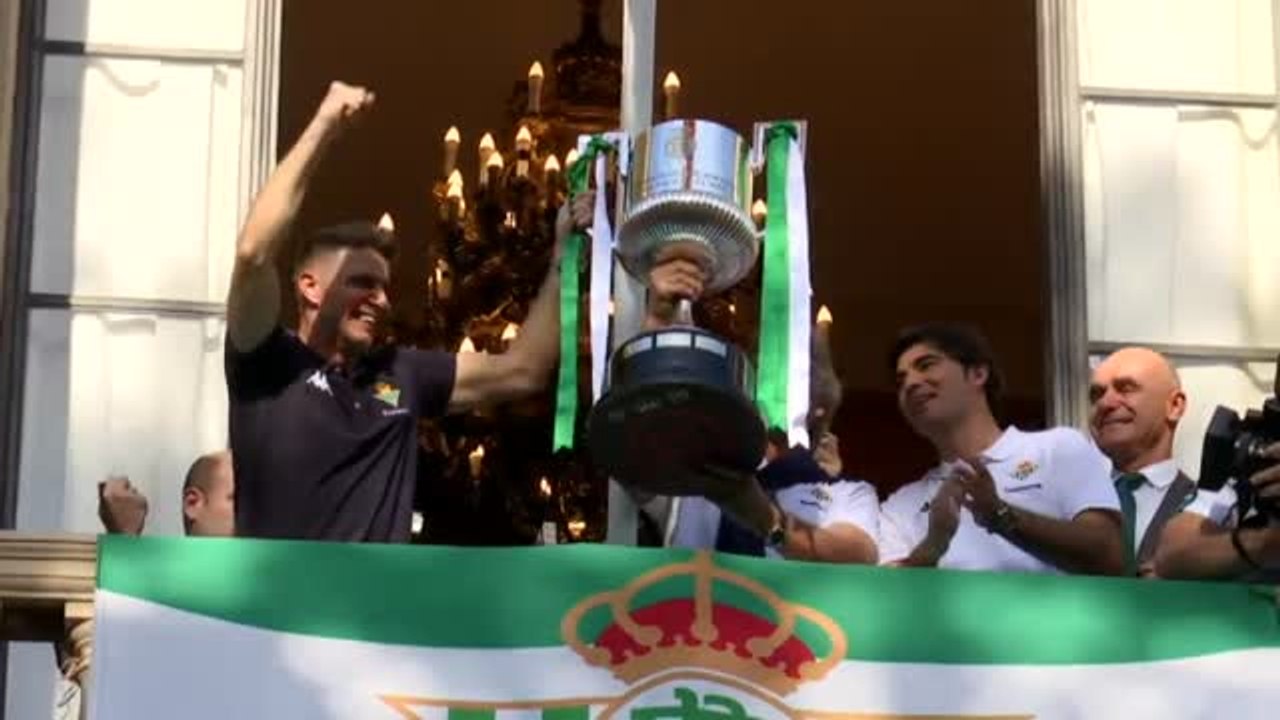 Cánticos de "¡campeones!" a los jugadores del Betis en el balcón del ayuntamiento de Sevilla