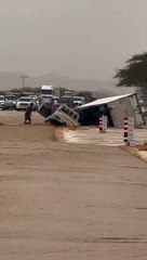 شاهد.. رجل أمن يساعد صاحب مركبة جرفتها السيول في "مهد الذهب" اليوم