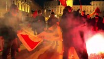 Torino, data alle fiamme una bandiera del Pd al corteo per il 25 Aprile