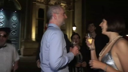 Le collectif Ibiza organise une "fête des lobbys" devant l'Assemblée nationale