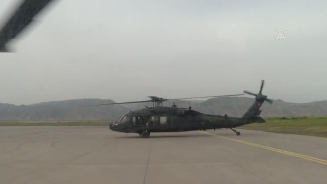 Bakan Akar, Irak sınırının sıfır noktasında Mehmetçikle iftar yaptı