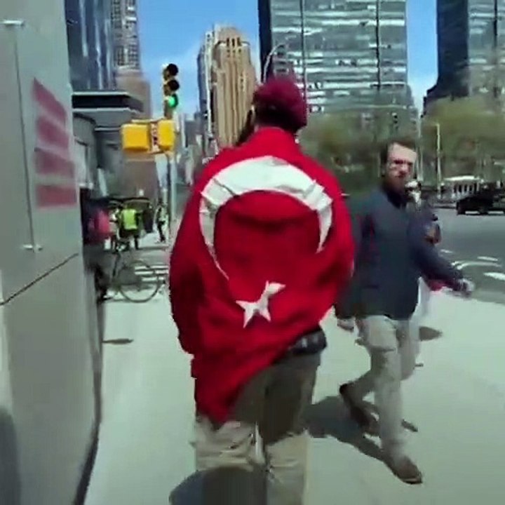 Diriliş Ertuğrul'un ünlü oyuncusu Ermenilere ABD'de meydan okudu! Kalabalık grubun karşısına dikildi