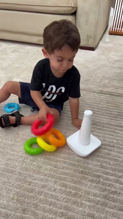 Léo, filho de Marília Mendonça e Murilo Huff, impressiona ao falar cores em inglês aos 2 anos de idade