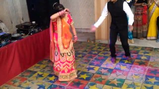 पति पत्नी का धमाकेदार डांस लेडीज संगीत शादी के फंक्शन में