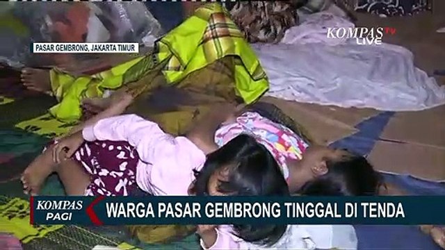 Warga Korban Kebakaran Pasar Gembrong Mengungsi di Kolong Tol Becak Kayu