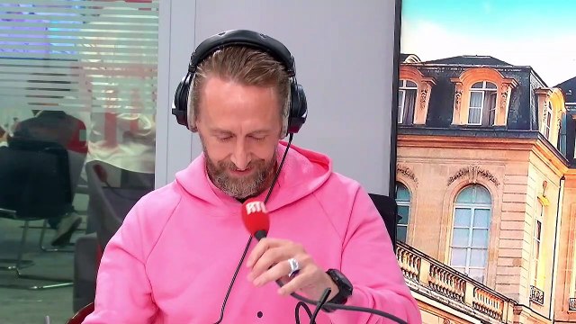 Sur le Champ de Mars, Valérie Pécresse vendait hier des Tour Eiffel en plastique