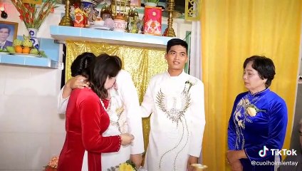 Người mẹ xúc động bật khóc trong đám cưới của 2 con trai: miễn là con được hạnh phúc