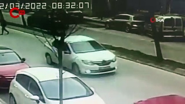 Trafikte korku dolu anlar: Çocuklu kadına aracın önünü kesip dehşeti yaşattı