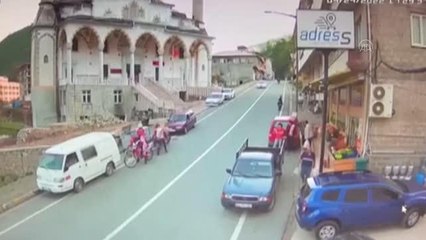 Son dakika haberi... Motosiklete çarpmamak için sürücüsü manevra yapan otomobilin kaza anı güvenlik kamerasında