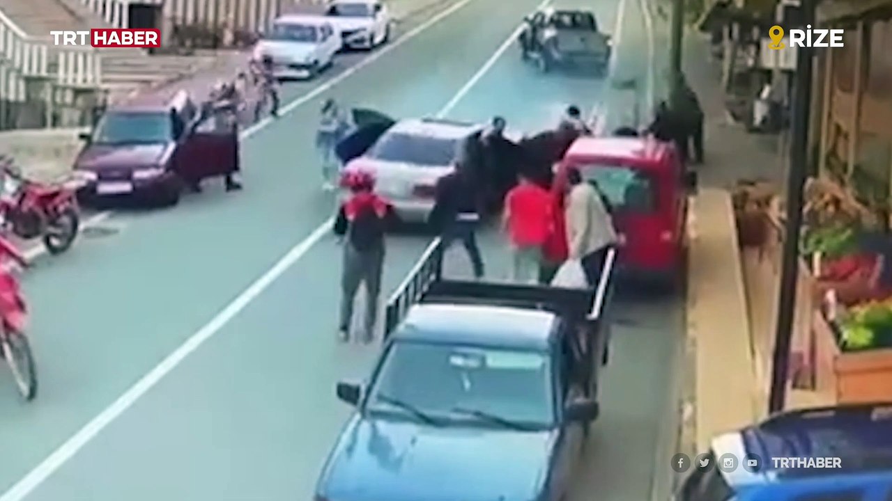 Yola atlayan motor sürücüsü zincirleme kazaya sebep oldu