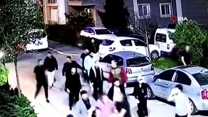İstanbul'da polis memurunu dövüp silahını aldılar