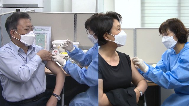 문 대통령 부부, 화이자 4차 접종...고령층 접종 독려 / YTN