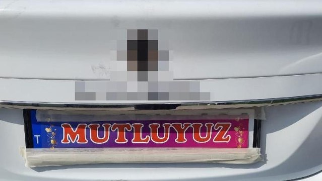 Aracının plakalarına “Evleniyoruz, Mutluyuz” yazıp hırsızlık yaptı