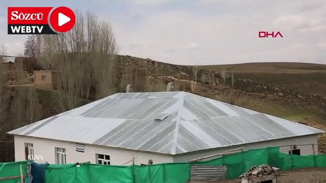 Kuvvetli rüzgarda caminin çatısının uçma anı kamerada