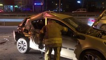 Tuzla'da kontrolden çıkan otomobil park halindeki minibüse çarptı