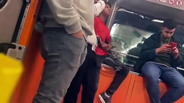 Metroda sigara içip, yolcularla alay ettiler!
