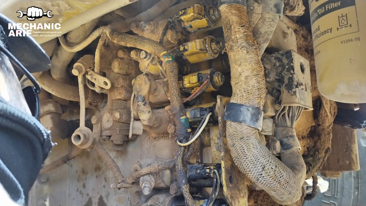 Attempts are being made to solve the gear problem by washing it with petrol   Caterpillar 114M #mechanic #mecarif