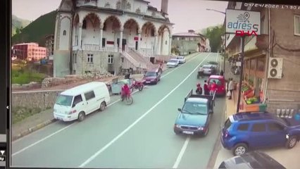 EL FRENİ ÇEKİLMEYEN OTOMOBİLİN GERİ KAYDIĞI PANİK ANLARI KAMERADA