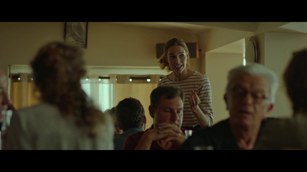 Meine schrecklich verwöhnte Familie Clip "Stella am ersten Tag im Restaurant" Deutsch German (2021)