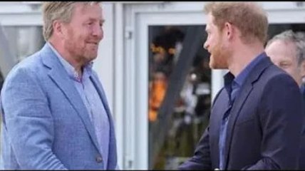 A quoi ressemble le snobisme !' Le prince Harry serre la main du roi des Pays-Bas lors de la réunion