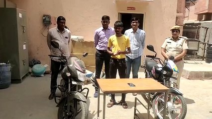 Video herunterladen: पर्स लूटने वाले बालअपचारी और एक खरीददार को दबोचा