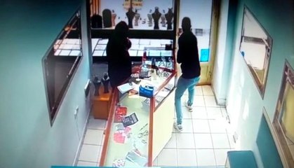 Son dakika haberi: Boş anından yararlandığı kuyumcunun vitrinindeki bileziği çalıp kaçan hırsız kamerada