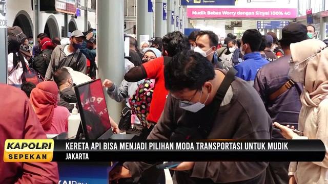 KAPOLRI SEPEKAN : Kapolri Tinjau Vaksinasi Dan Arus Mudik Di Stasiun Pasar Senen (1/3)