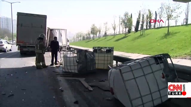 Kimyasal madde taşıyan kamyonet kaza yaptı, variller yola saçıldı