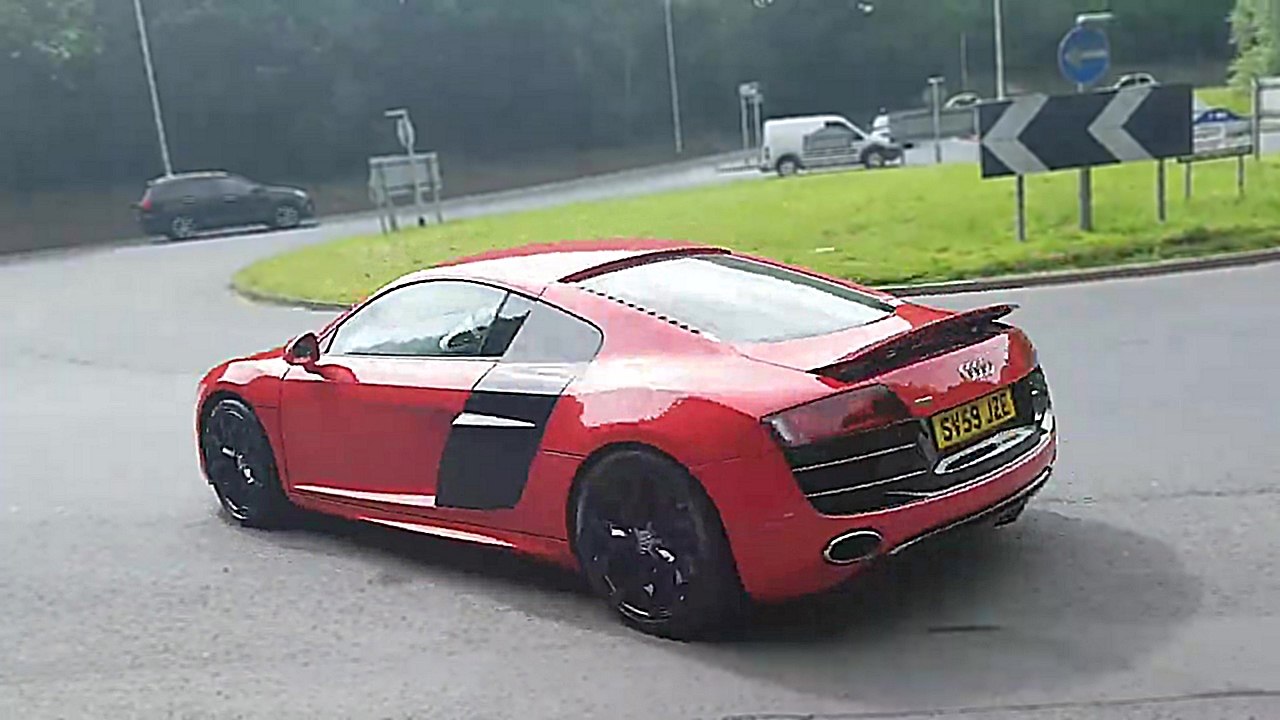 Un automobiliste fait le malin en Audi R8 dans un rond point