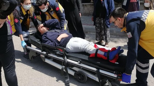 Hem yayaya hem de aydınlatma direğine çarptı