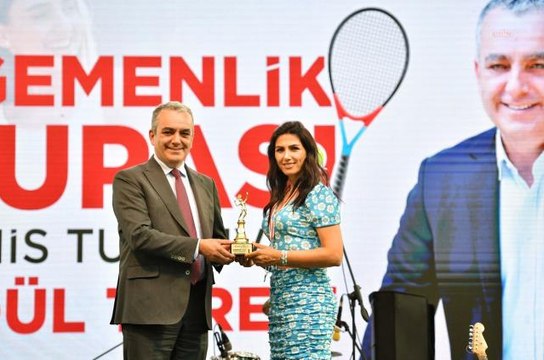 Konyaaltı Belediyesi'nin Egemenlik Kupası Tenis Turnuvası'nda Kadın Tenisçi Rakip Tanımadı